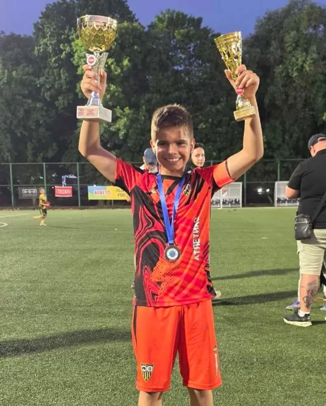 Atletiko Niš sa trofejima iz Beograda na 5. Olimpik BEBETO football festu - FK Atletiko Niš