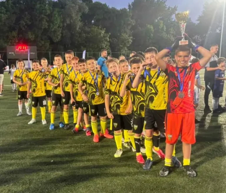 Atletiko Niš sa trofejima iz Beograda na 5. Olimpik BEBETO football festu - FK Atletiko Niš